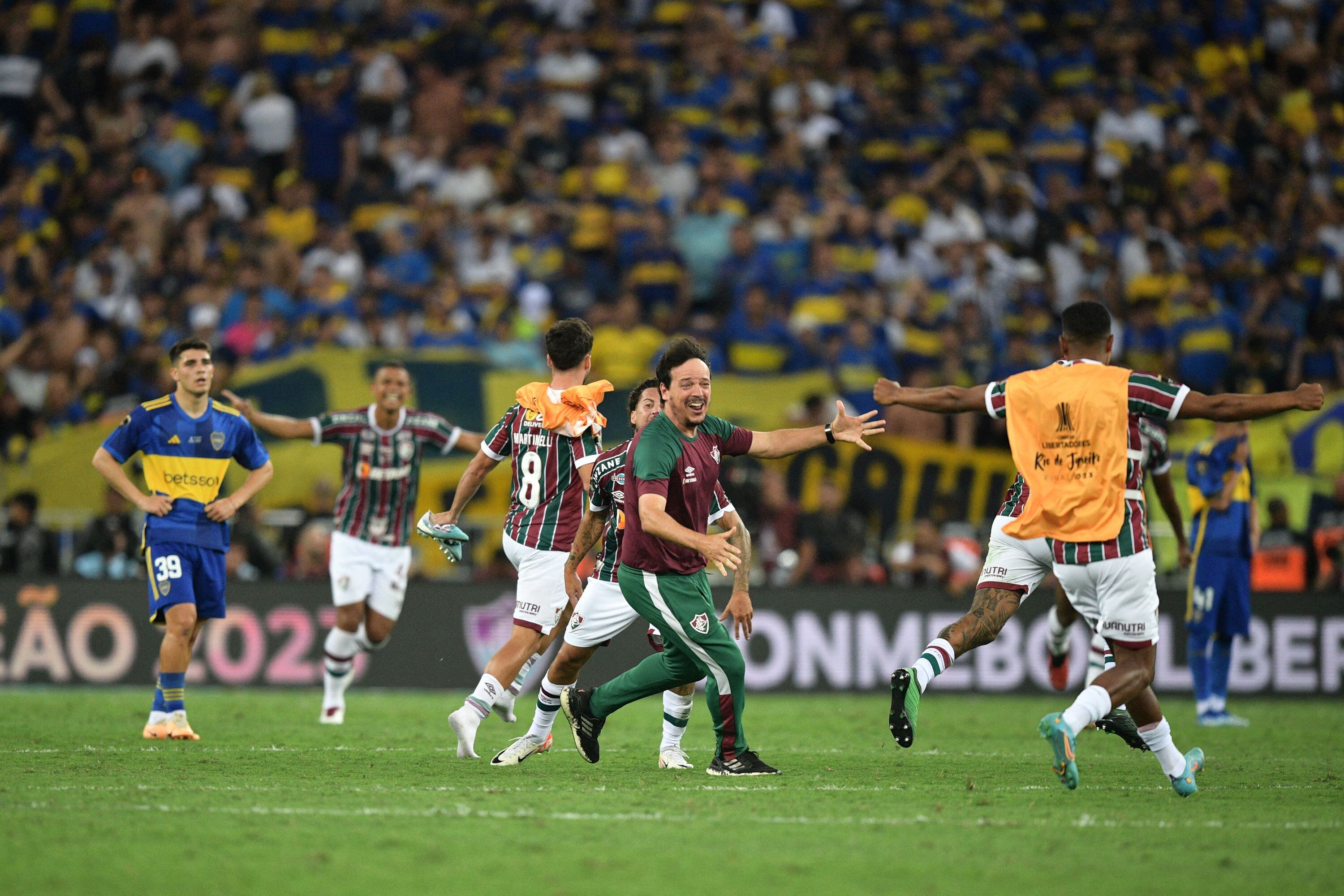 El DT de Fluminense y todo su equipo festejan, mientras Boca sufre