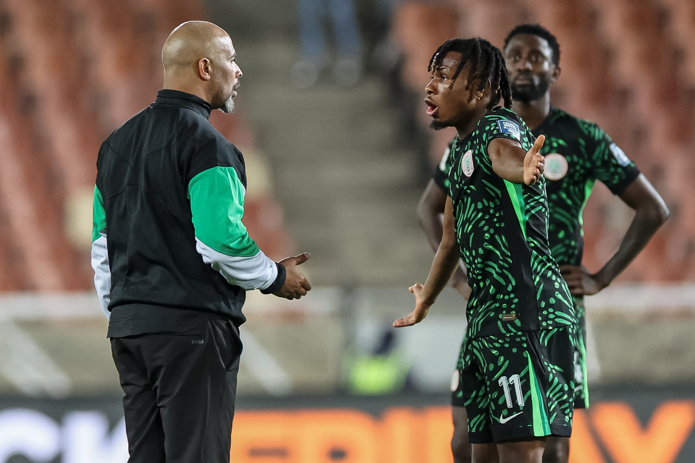 El nigeriano Samuel Chukwueze "intercambia" ideas con su DT. Es ganar o despedirse para las Águilas.