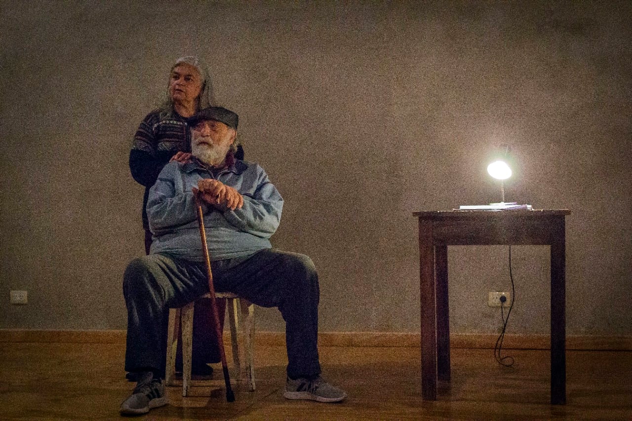 Evangelina Bruno y Tito Gómez son una pareja enfrentada con su familia. 