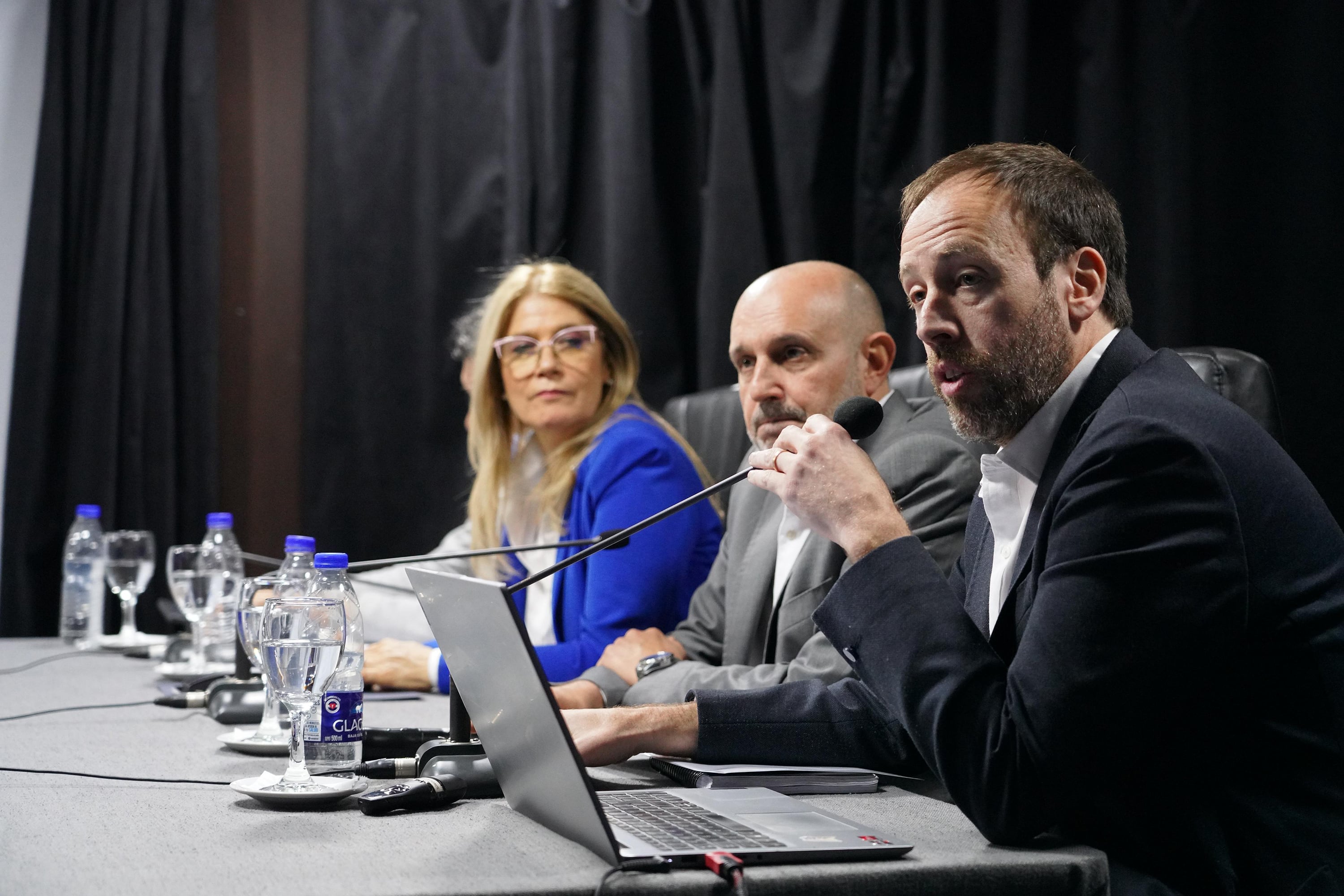 Pablo López fue a la Legisaltura y activó el debate. 