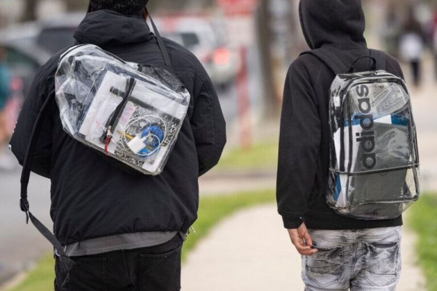 Las mochilas en Broward deberán ser transparentes para evitar incidentes violentos con armas de fuego.