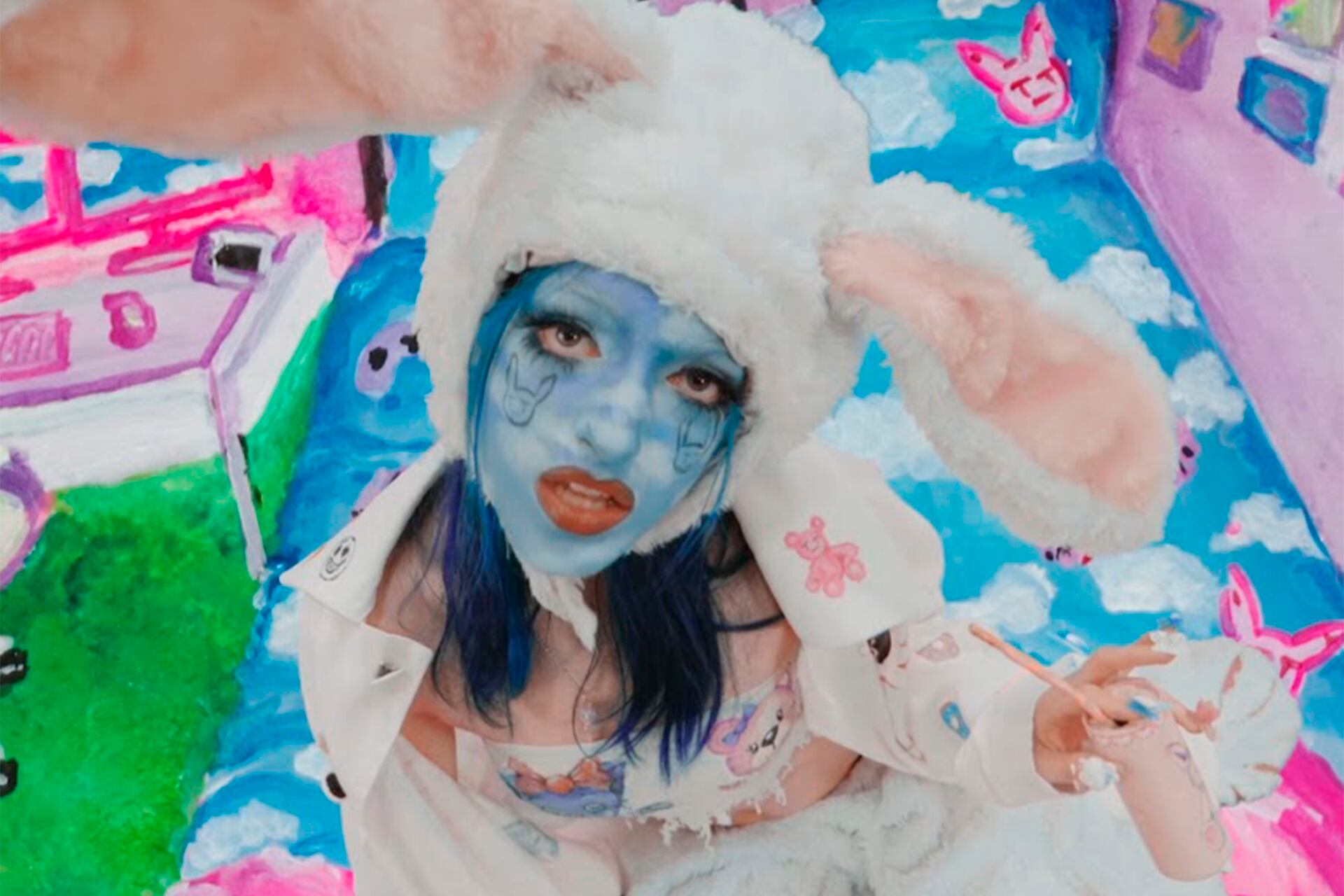 La cantante adoptó definitivamente su avatar youtuber Muñeki77a, y armó los dibujos y animaciones para su nuevo clip