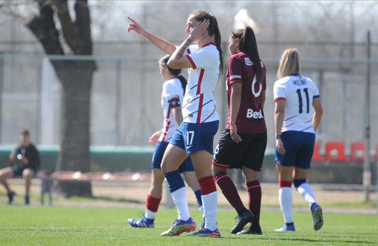 La emblemática Maca Sánchez festeja uno de los tantos del 6-0 de San Lorenzo sobre Lanús