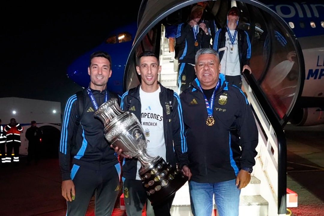 Di María posa con la Copa América flanqueado por Scaloni y "Chiqui" Tapia