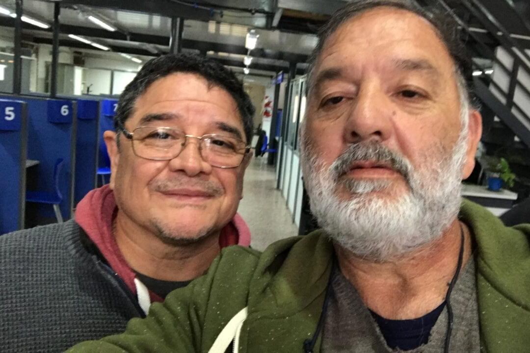 Julio Carrizo, a la izquierda, junto a Carlos Barrionuevo. Los veteranos que volverán a viajar a Malvinas.