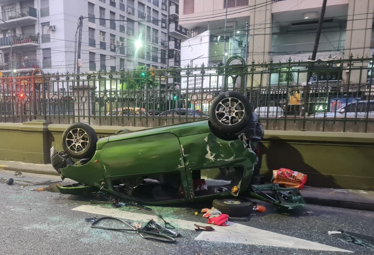 El vehículo colisionó contra el paredón de la salida del subte en Primera Junta, entre Repetto y Félix Lora, este domingo a la mañana.