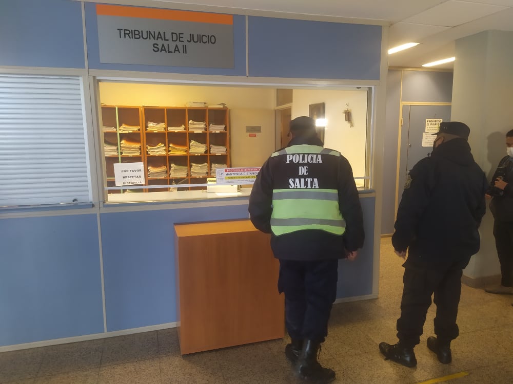 Policías esperando el término de la audiencia para custodiar a Cornejo. 