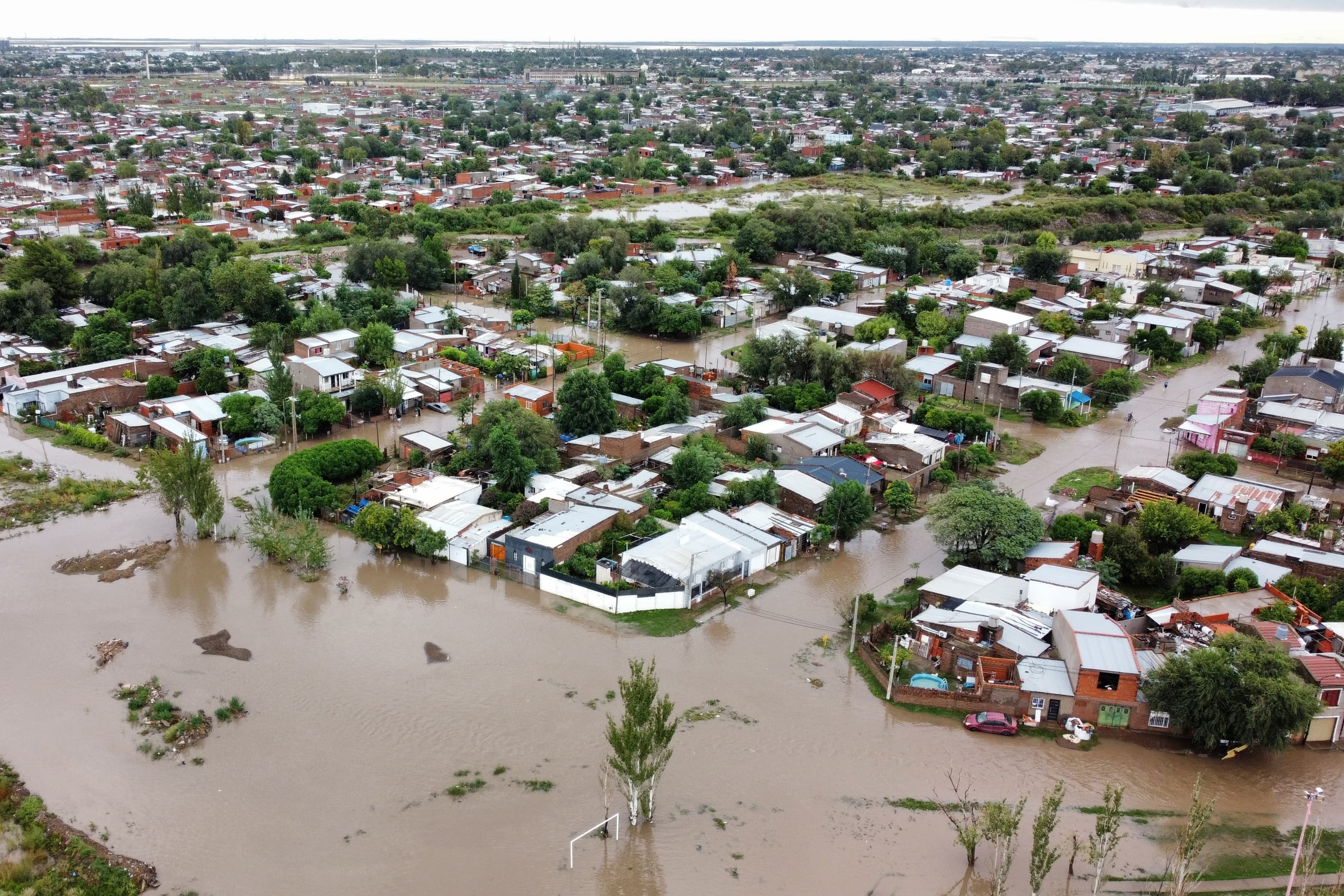 Bahía Blanca sigue luchando para recomponerse de las inundaciones. 