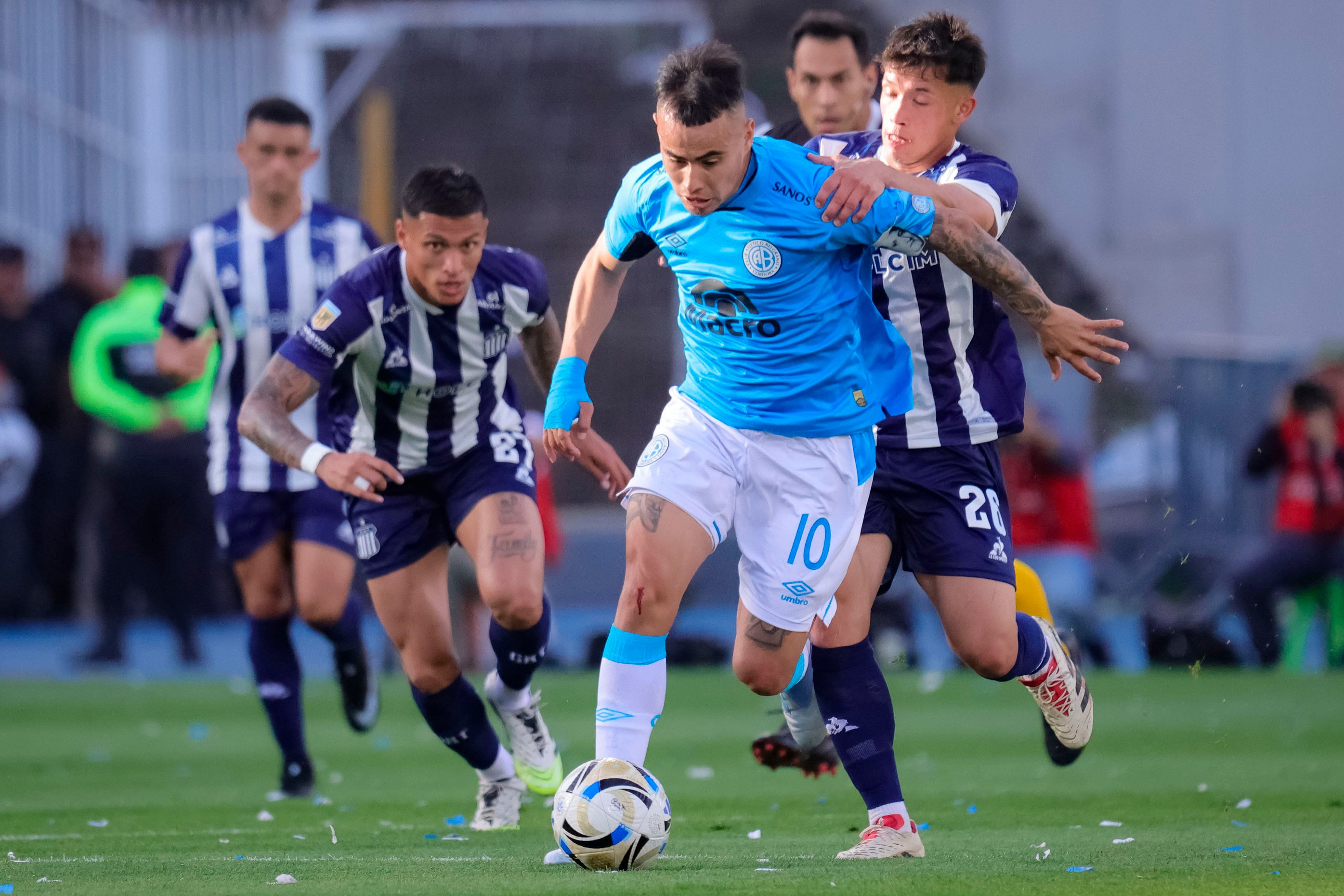 Cáceres no puede frenar a Zelarayán, de gran actuación