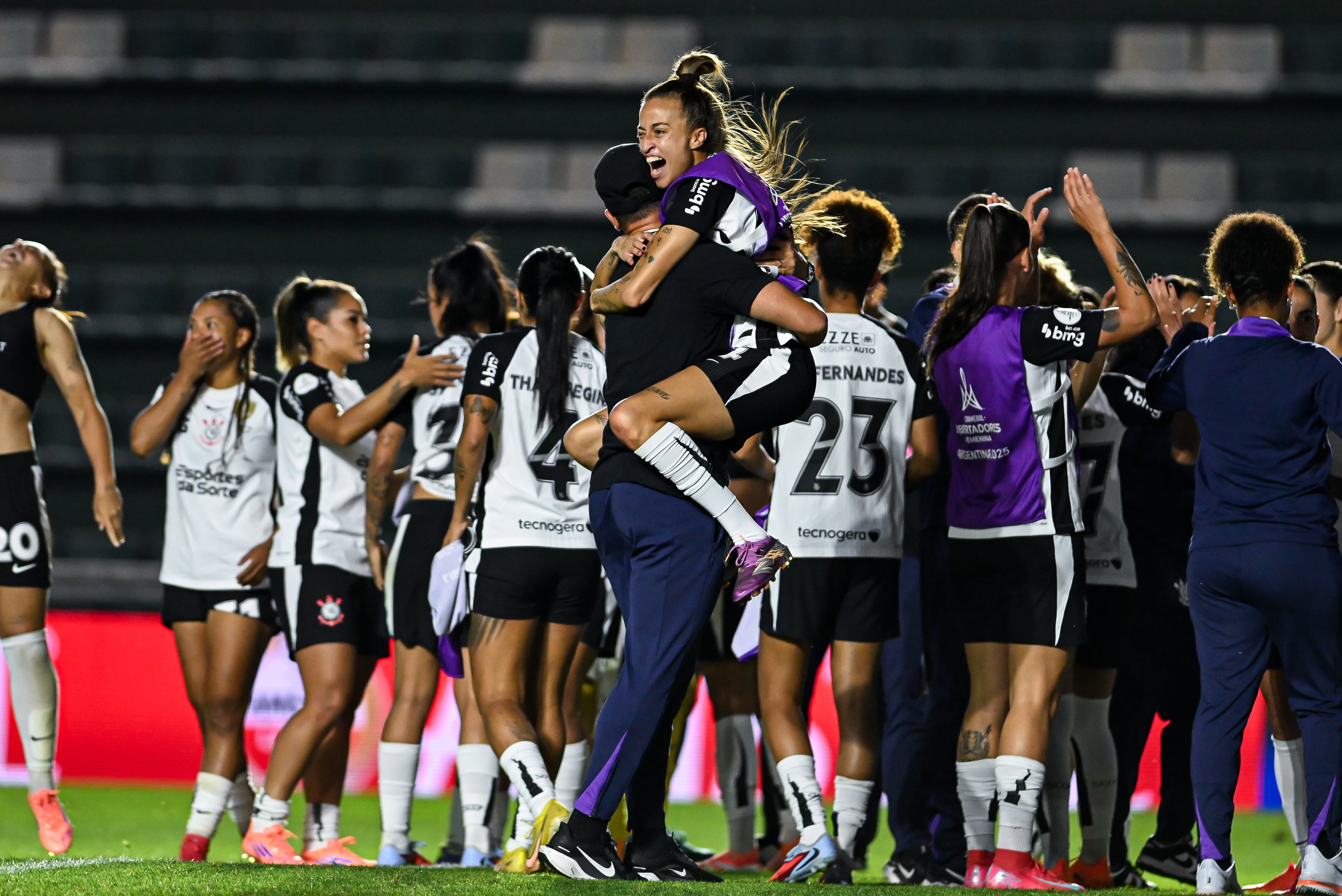 Corinthians festeja el pase a la final en el Florencio Sola.
