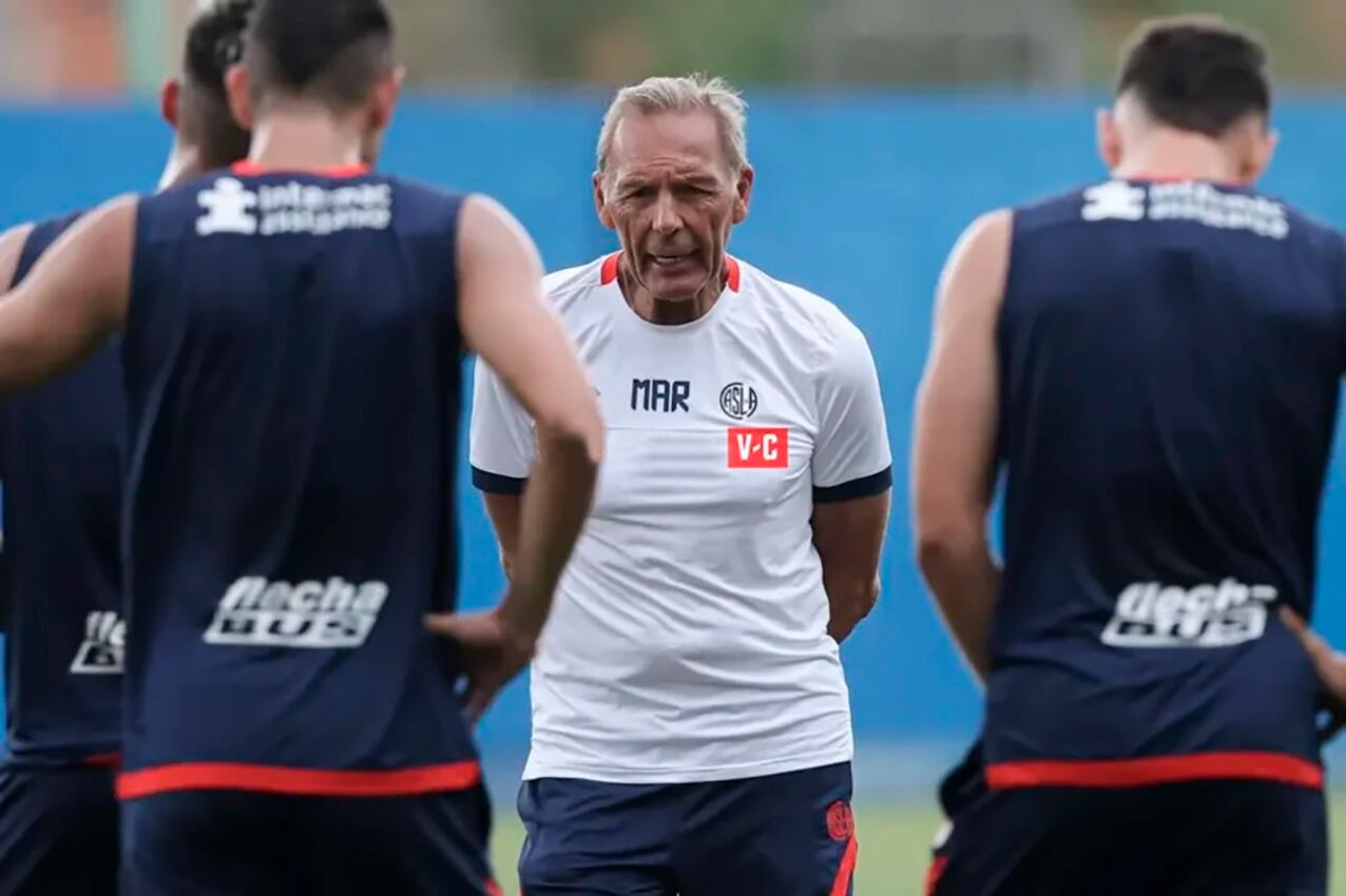 El entrenador Miguel Angel Russo le habla al plantel azulgrana