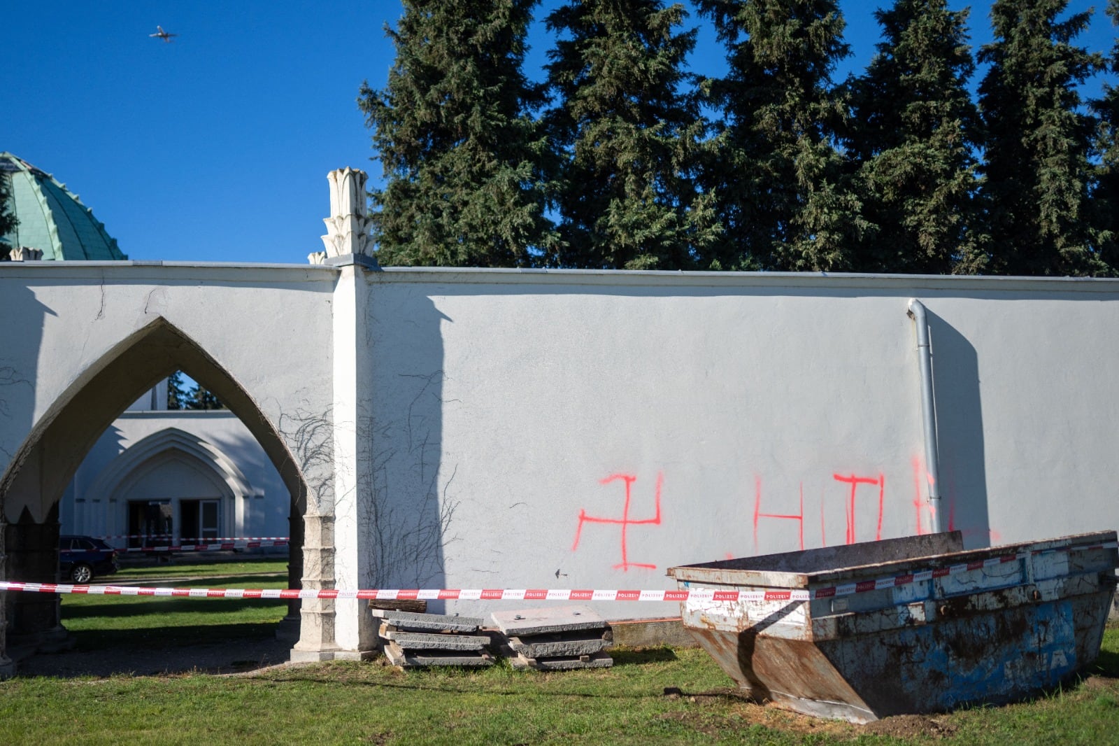 En Viena, pintaron símbolos nazis en el Cementerio Central. 