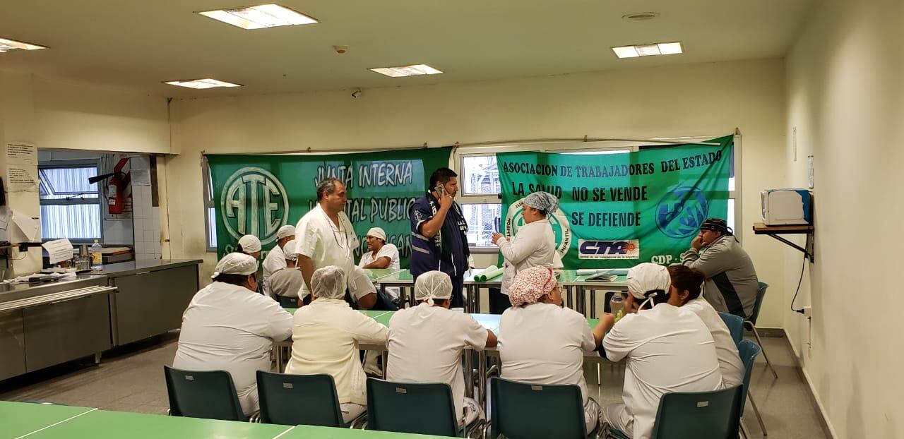 Trabajadores en la cocina del Materno Infantil 