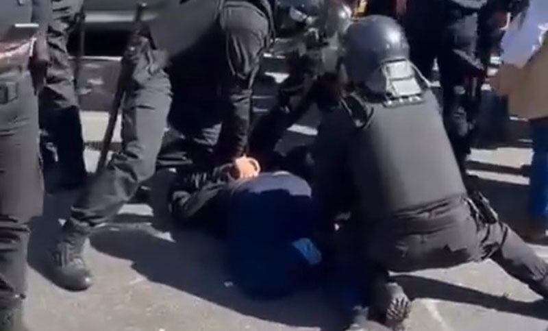 El banderazo organizado por UEJN terminó en un violento enfrentamiento que dejó heridos y detenidos.