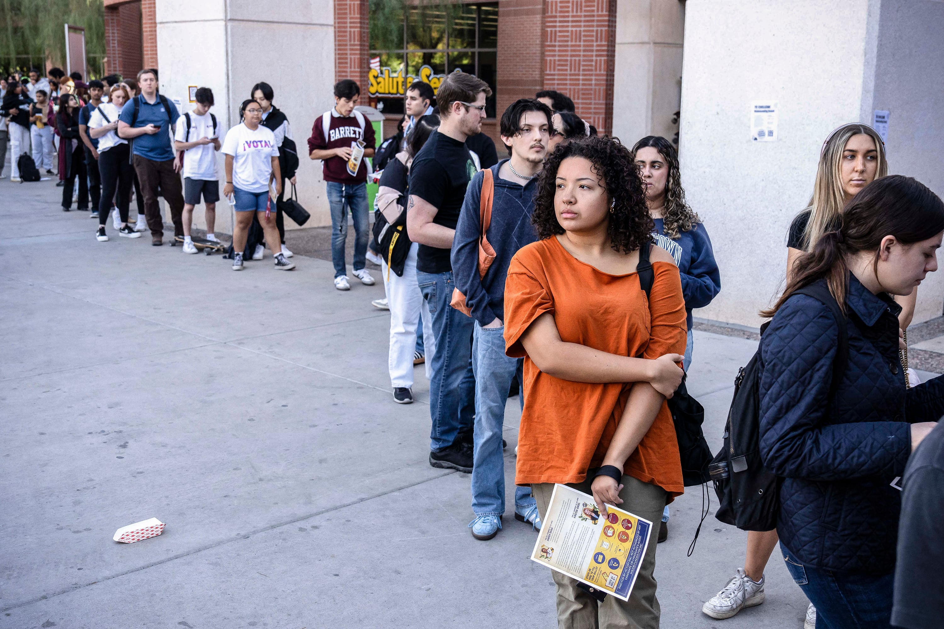 Votantes forman fila en la universidad de Arizona State en Tempe, Arizona.