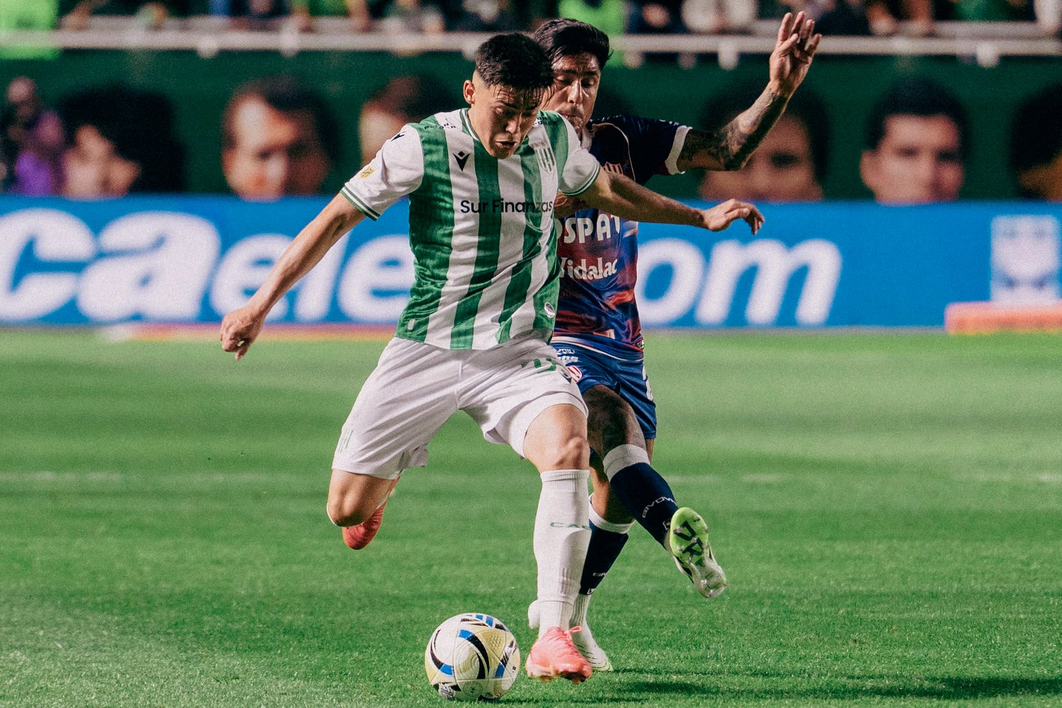 Cristian Tarragona presiona al pibe Santiago Esquivel.