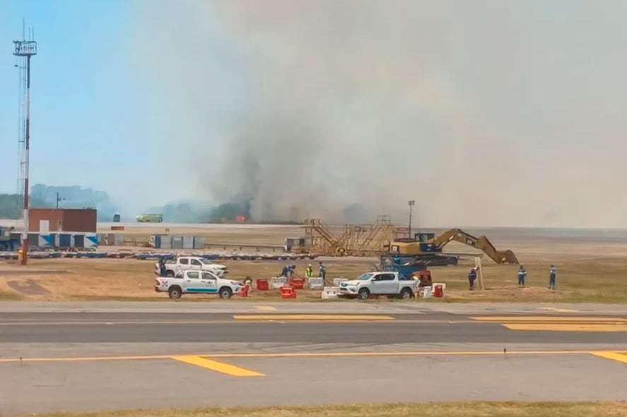 El humo, visto desde la pista de Ezeiza. 