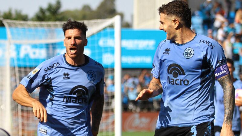 Pereira y Vegetti celebran el segundo gol de Belgrano