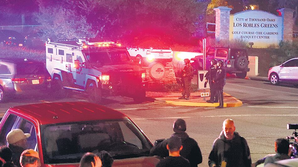 Un ex marine de 28 años abrió fuego en un bar, matando a 12 personas e hiriendo a 18 más.