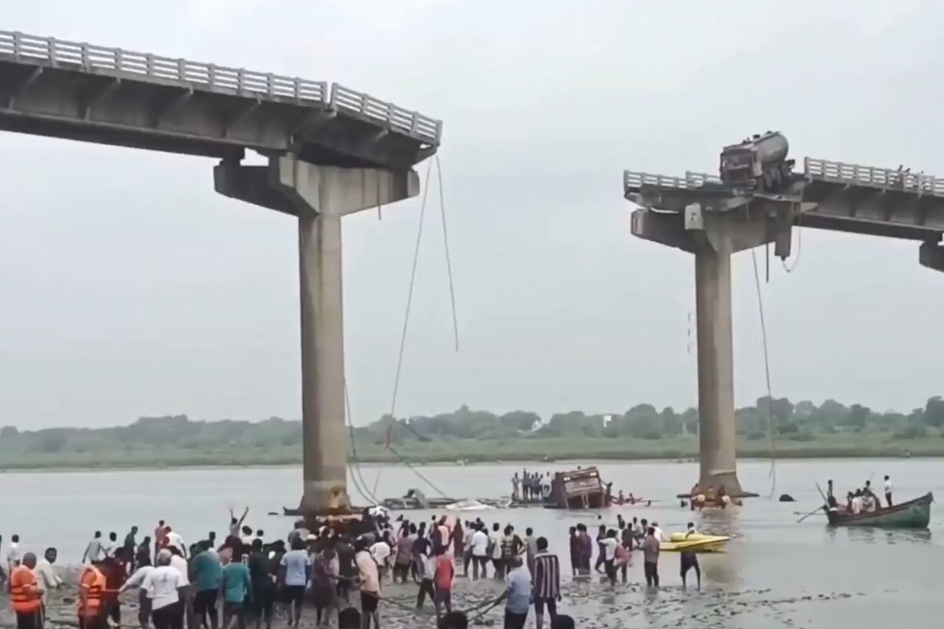 Colapsó un puente en India y dejó muertos y heridos