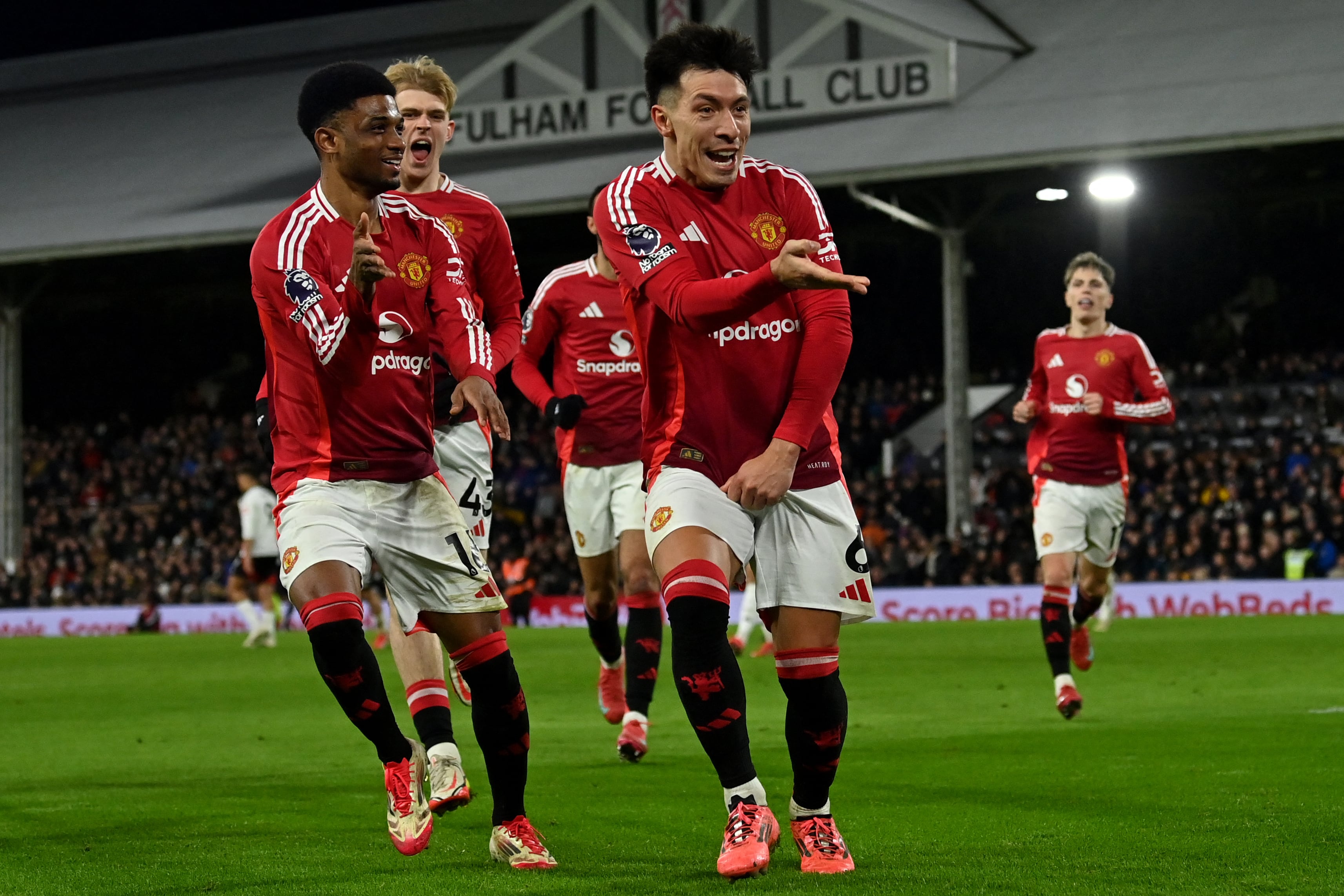 Lisandro tira el pasito y el bueno de Amad Diallo intenta imitarlo