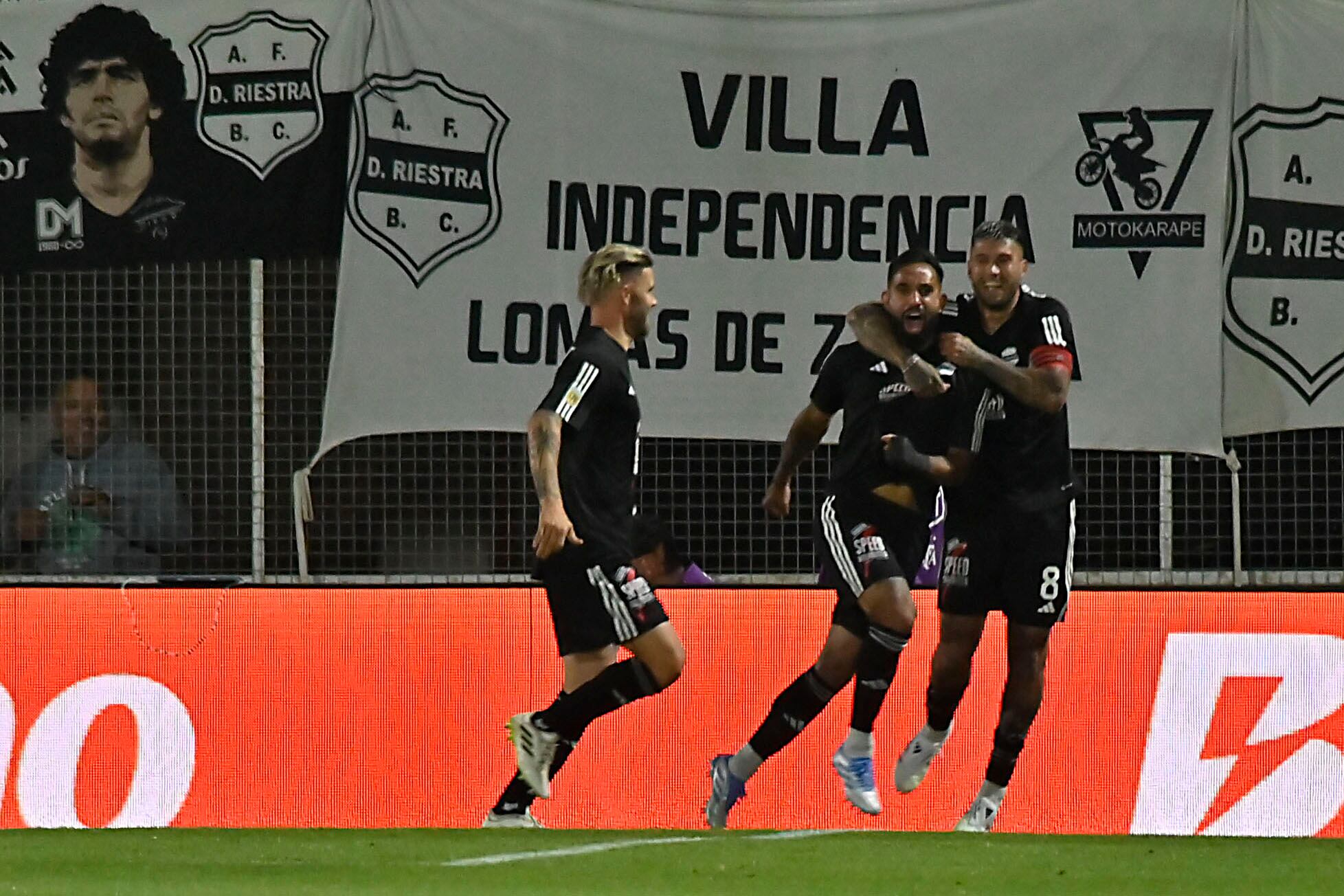 Insúa y Céliz festejan con el goleador Herrera