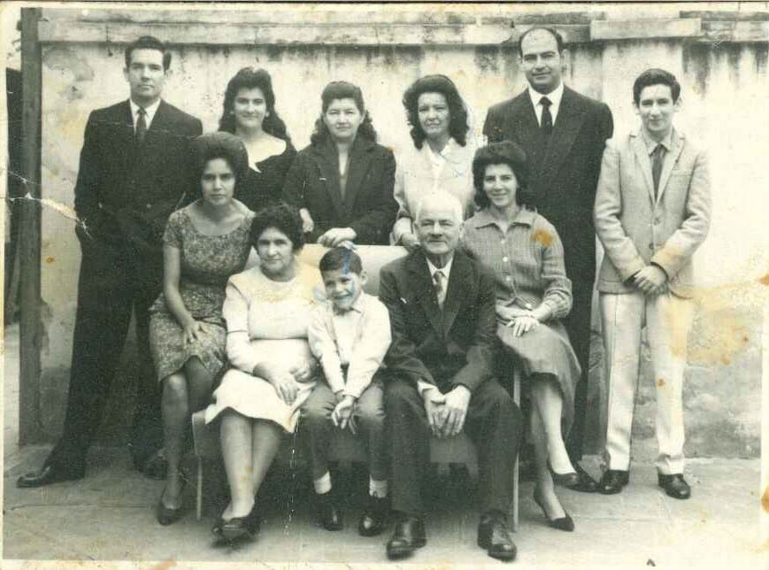 La familia Riera en el patio de la famosa casa-despacho de pan, en Pellegrini 515.