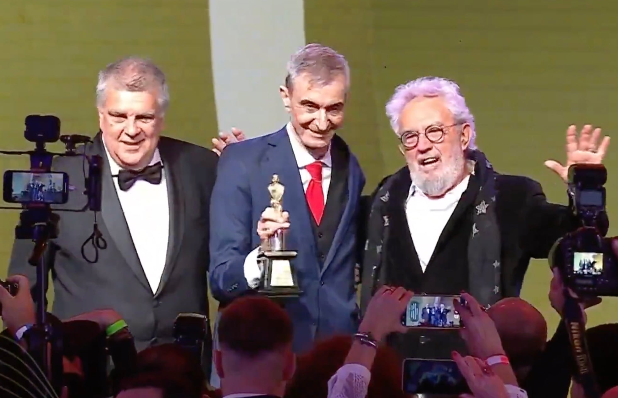 Nelson Castro se llevó el Martín de Fierro de Oro AM. Para los ansiosos y amantes de los looks, la alfombra roja tuvo lugar a partir de las 19.