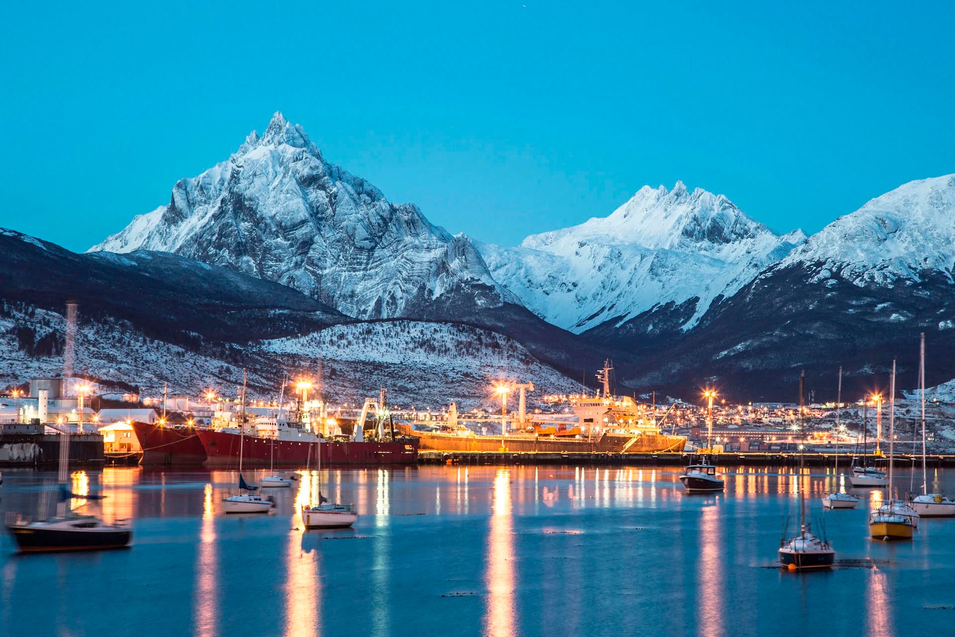 El Gobierno fueguino solicitó la evacuación de emergencia y suspendió todas las actividades acuáticas en el Canal de Beagle