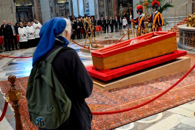 Genevieve Jeanningros reza frente al féretro de Francisco.