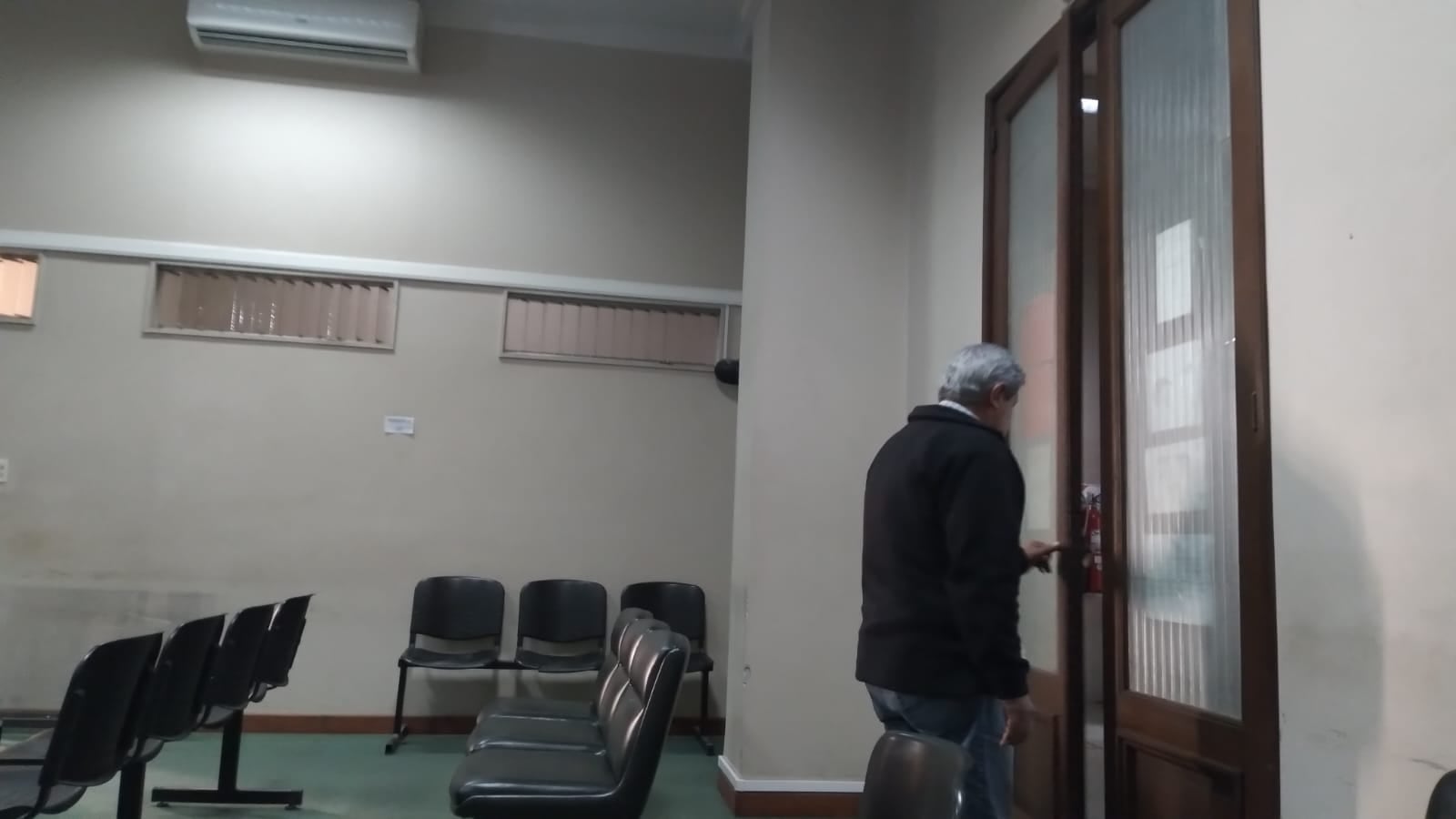 El policía retirado Miguel Verón, tras declarar en el juicio. 