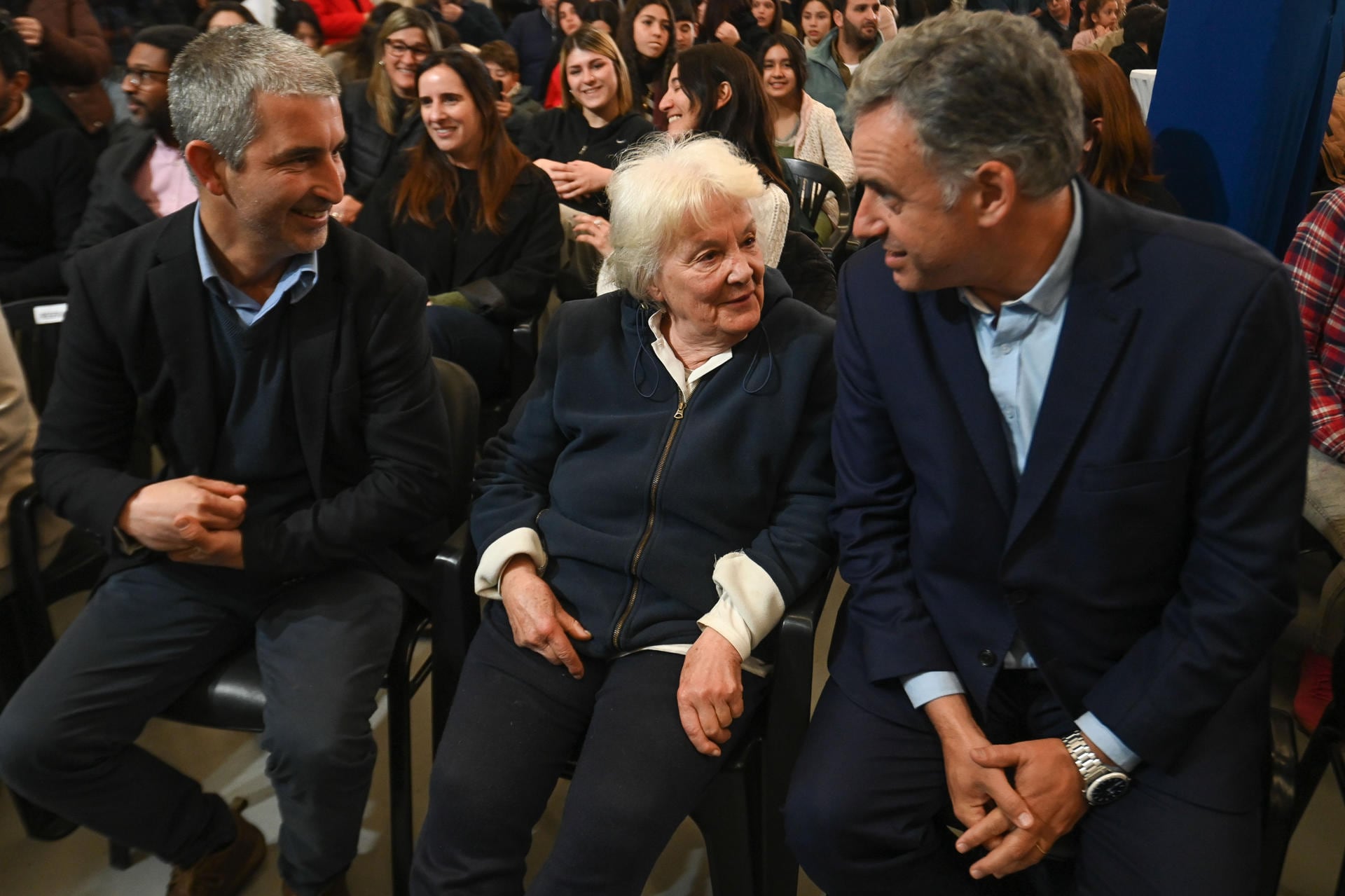 Yamandu Orsi junto a Lucia Topolansky y el presidente de la Administración Nacional de Educación Pública (ANEP), Pablo Caggiani.