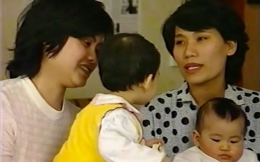 "La patria hermana está en llamas" (1992) describe la indefensión en que quedaron miles de hombres y mujeres vietnamitas que trabajaban en la ex RDA.