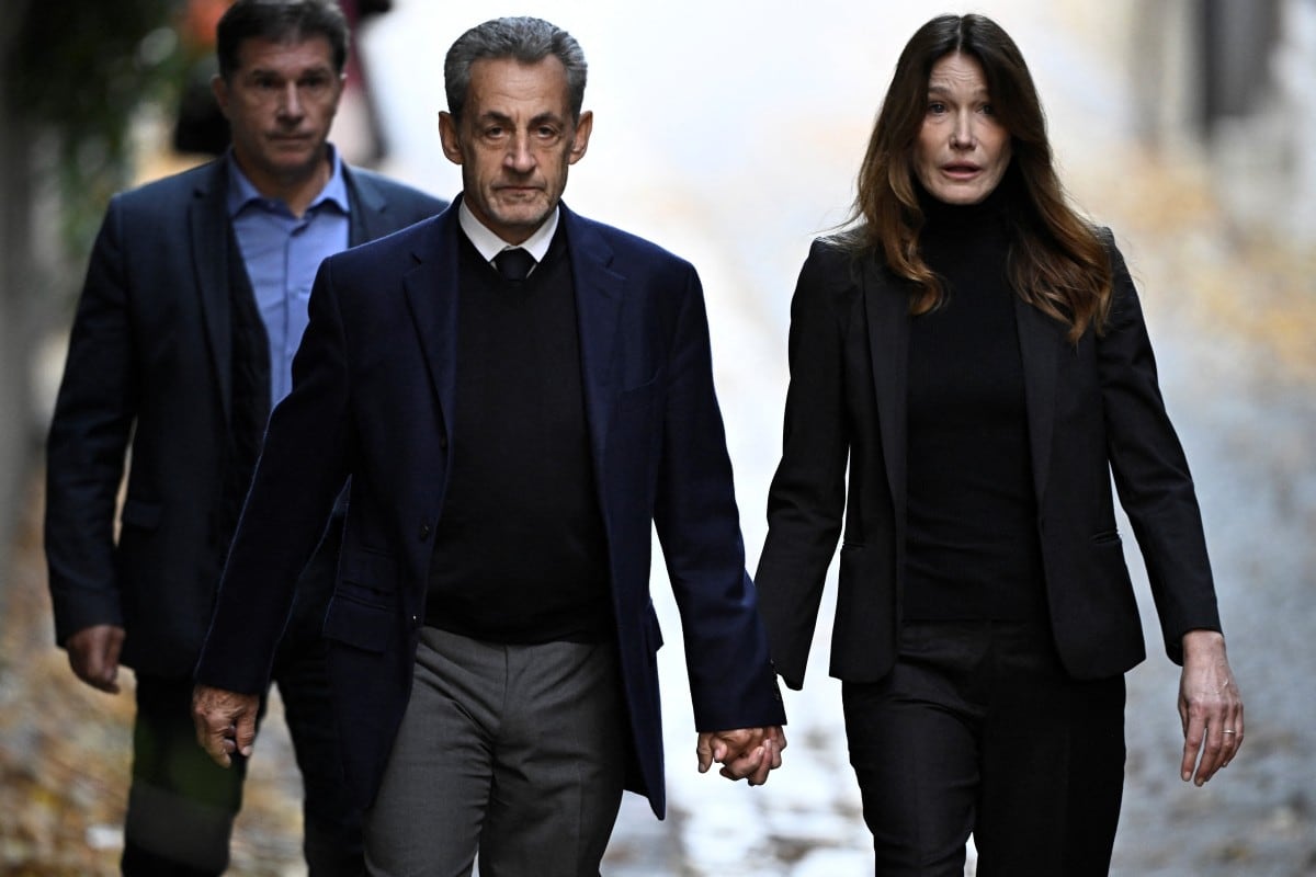 Nicolás Sarkozy salió de su casa rumbo a la cárcel junto a su esposa Carla Bruni.