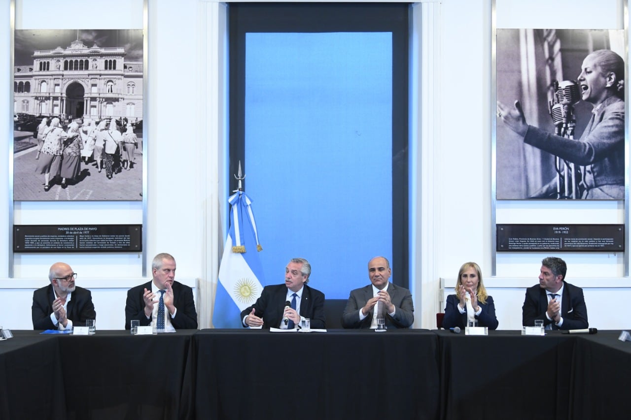 "Es una vergüenza que durante cuatro años la paritaria nacional se suspendió", dijo Alberto Fernández en el acto realizado en Casa Rosada.