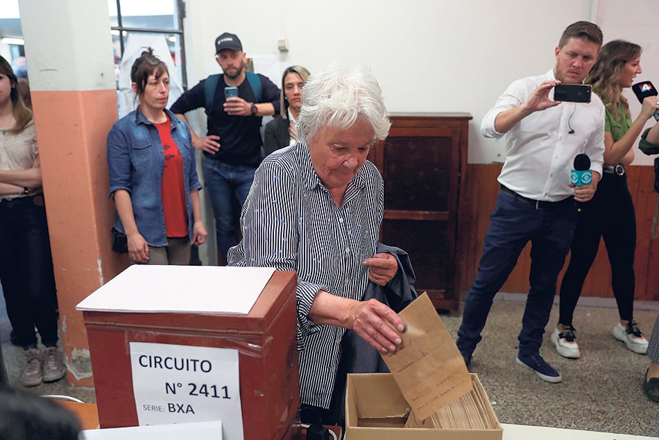 Lucia Topolansky, vicepresidenta de Ururguay, al momento de emitir su voto.
