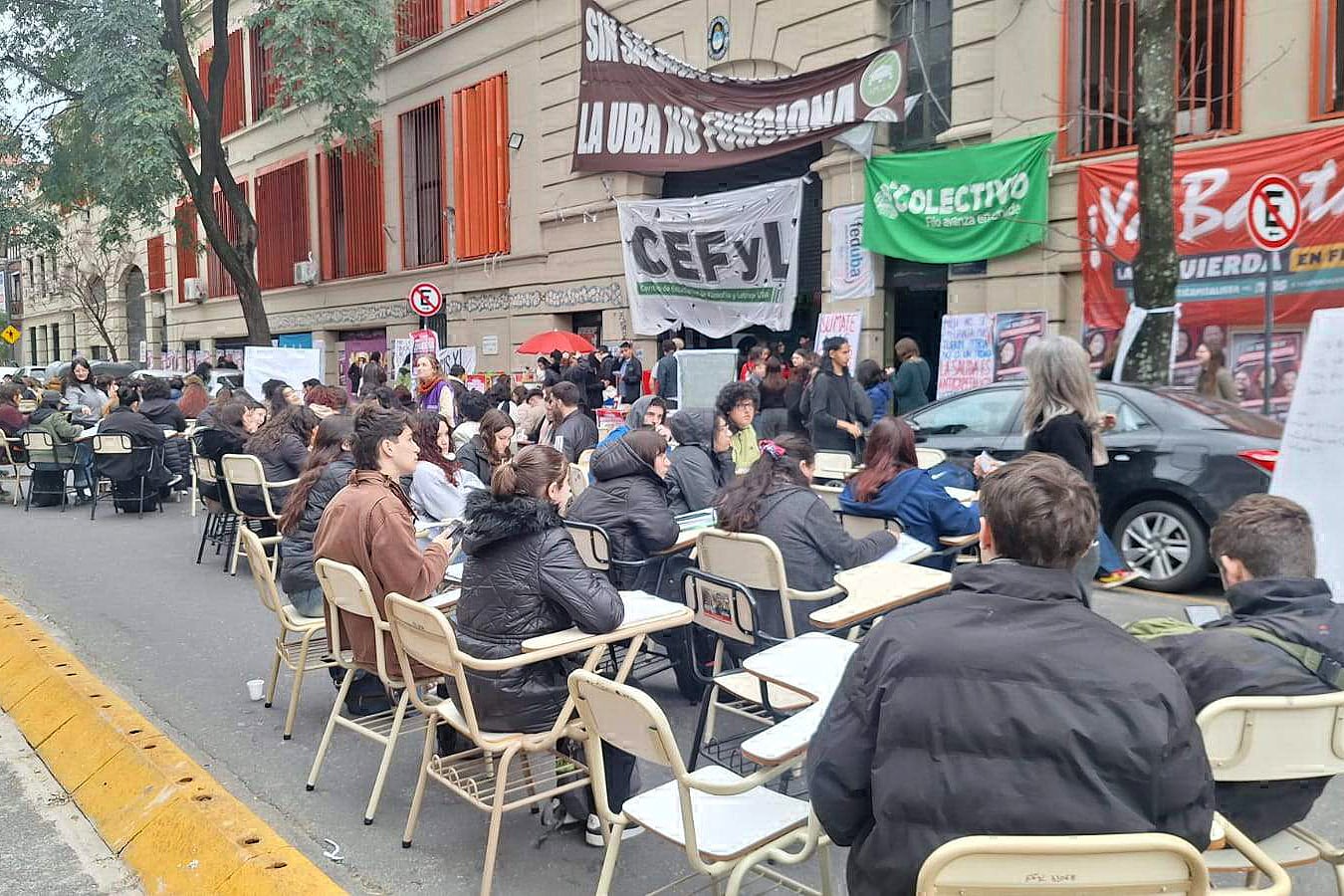 Una de las clases públicas en la Facultad de Filosofía de la UBA.