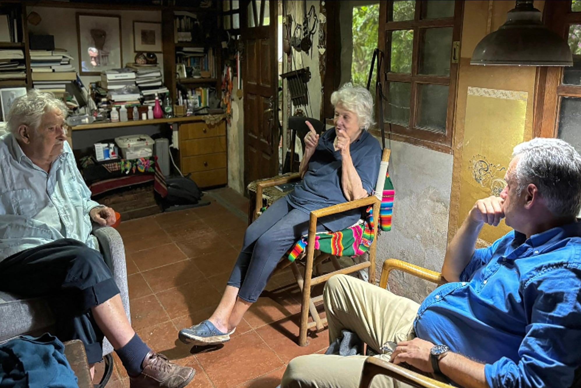 Yamandú Orsi (der.) conversa con Pepe Mujica y su esposa Lucía Topolansky.
