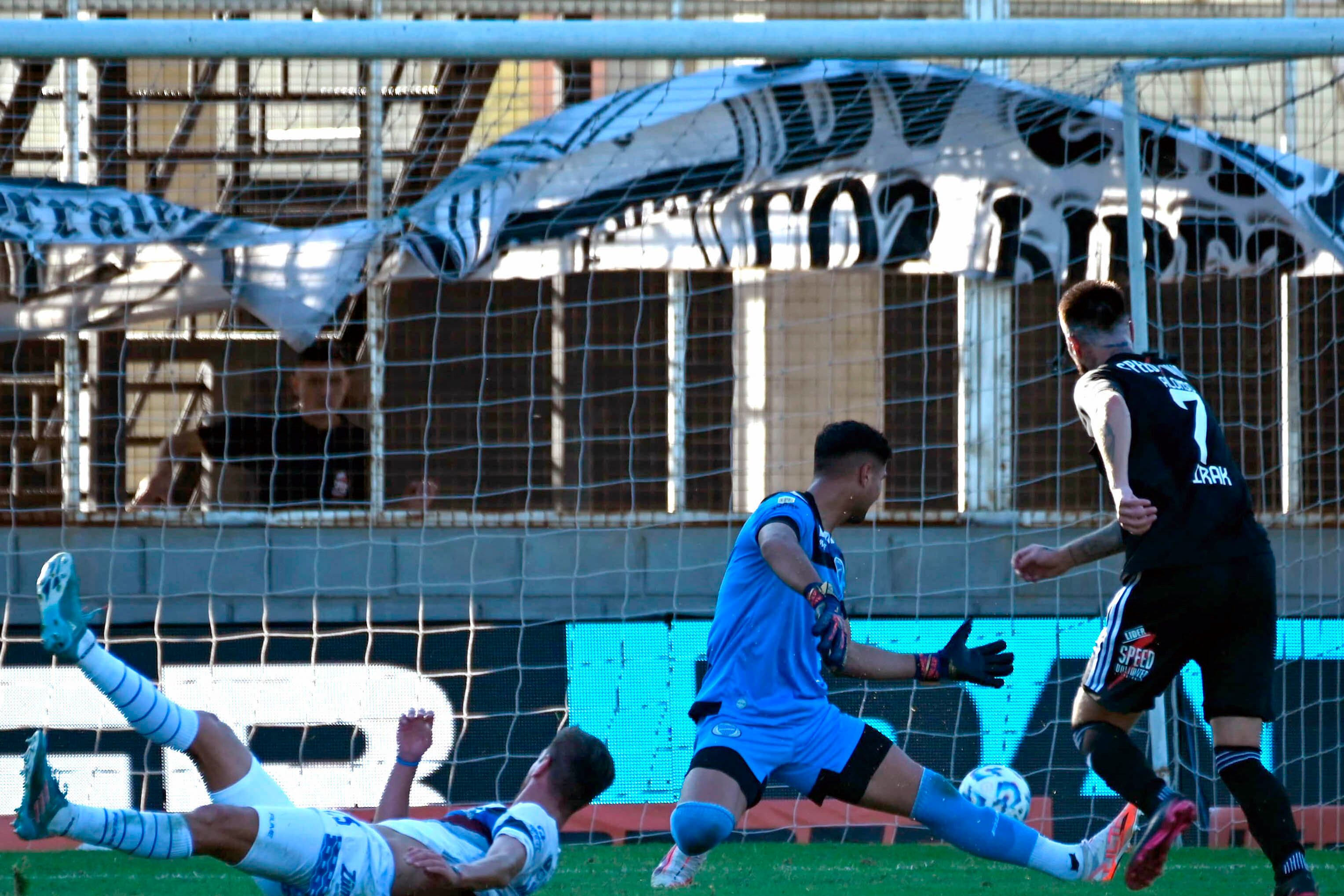 El arquero Petroli ve caer su valla