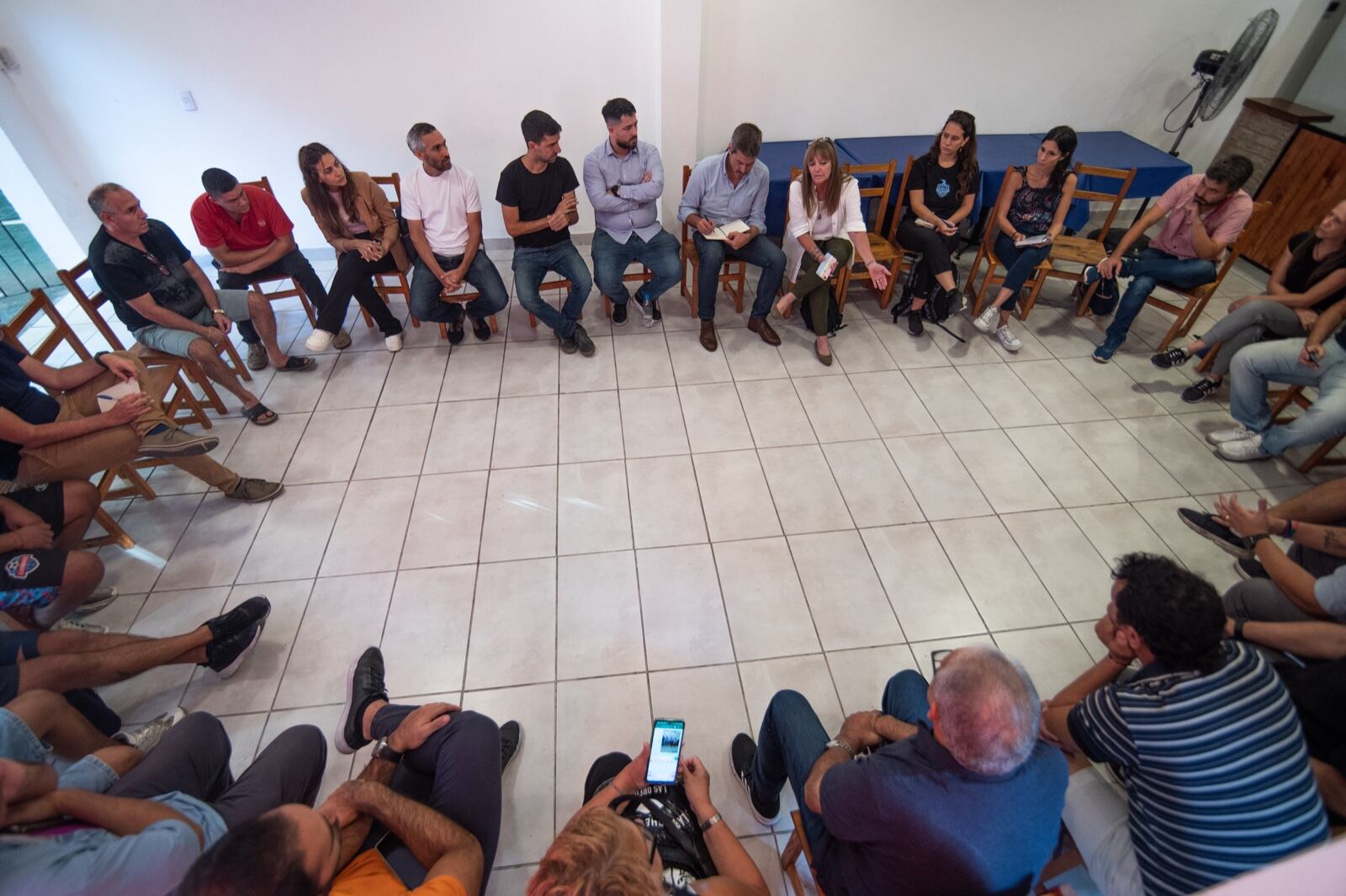 La reunión con los vecinos del barrio.