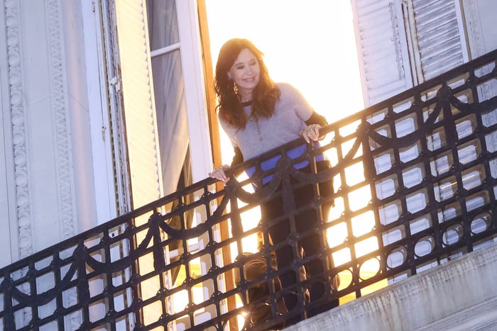 CFK en el balcón de San José 1111. 