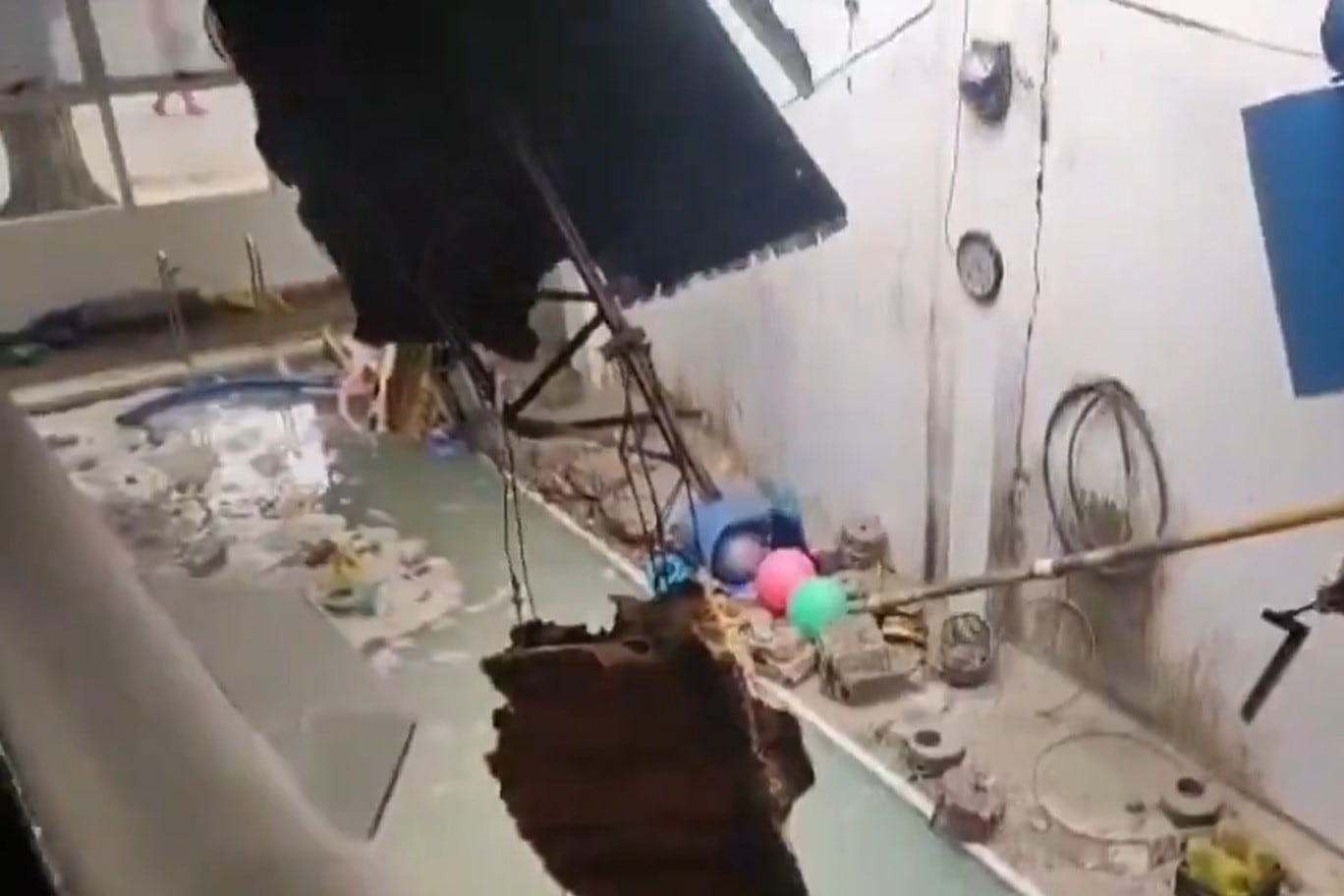 Se cayó el techo de un natatorio en Caballito