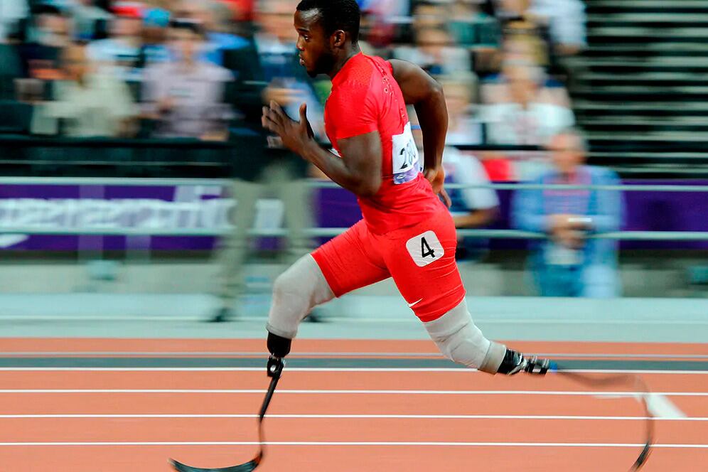 Blake Leeper en acción sobre sus prótesis.