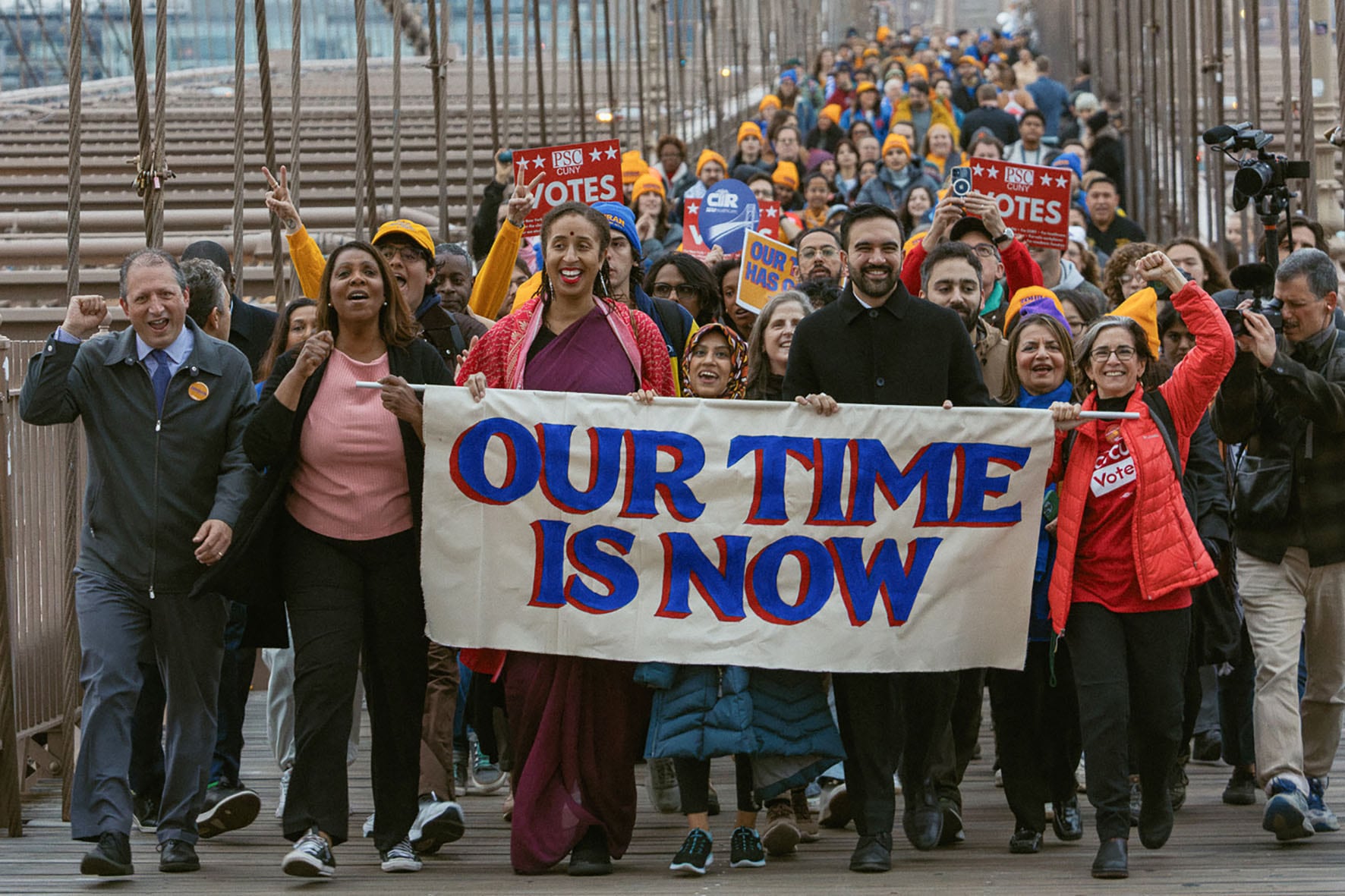 Mamdani y sus seguidores cruzaron el puente de Brooklyn portando una pancarta con la leyenda "Nuestro momento es ahora"