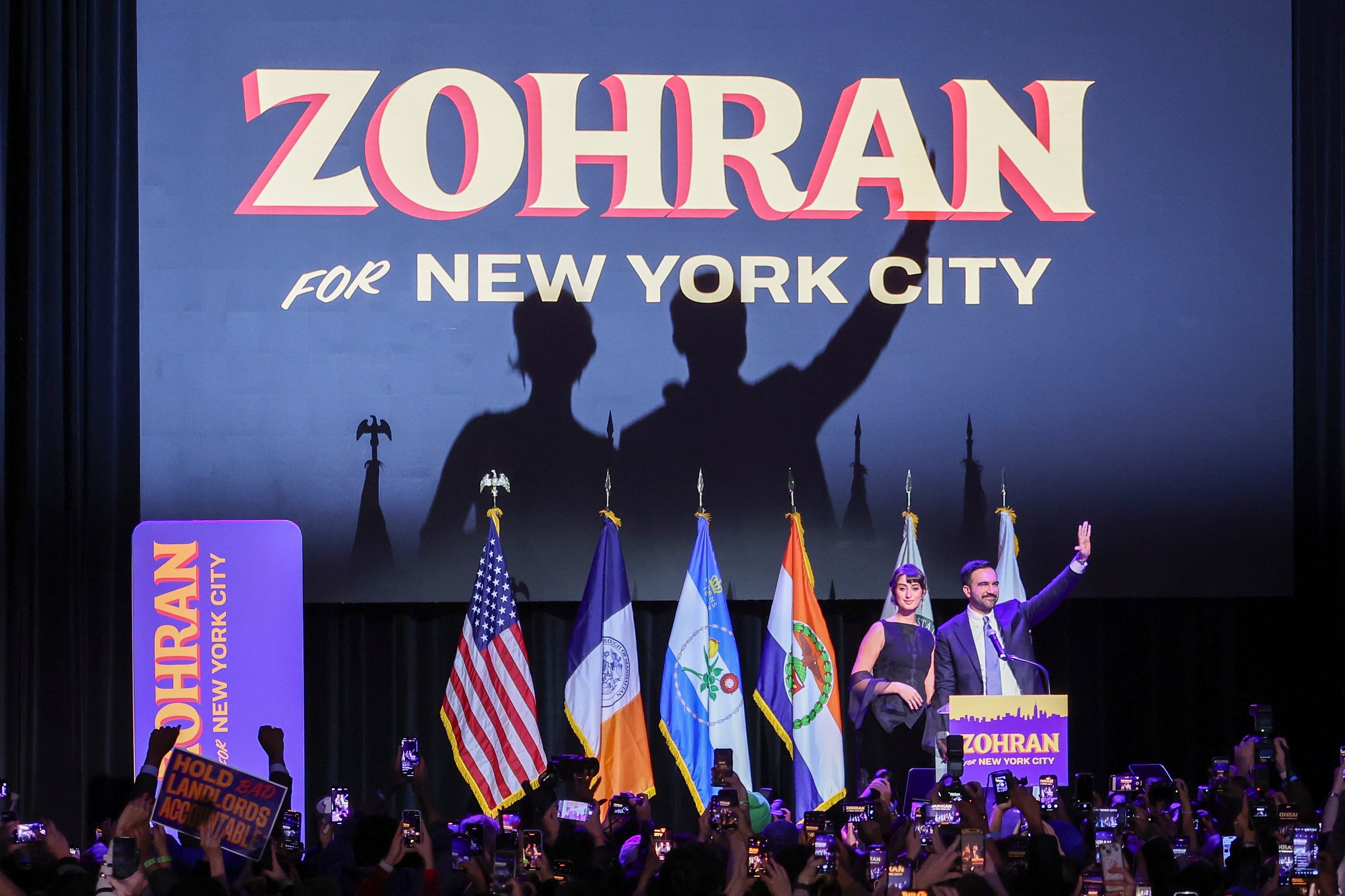 Zohran Mamdani y su esposa, Rama Duwaji, saludan a la multitud que festejó el resultado electoral en Brooklyn