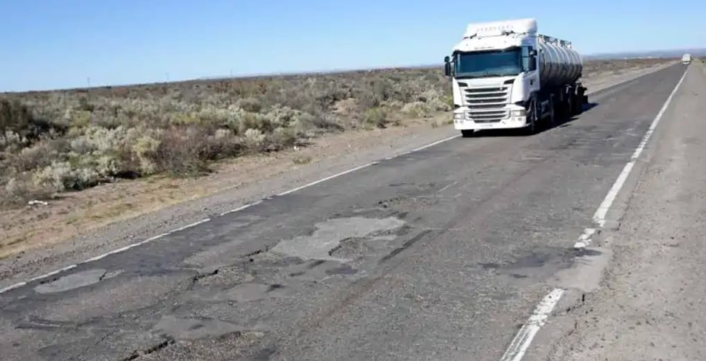 Bitrenes de hasta 30 metros y 75 toneladas circulan por rutas nacionales que presentan baches y banquinas deterioradas, mientras el Gobierno promete eficiencia y menor burocracia.