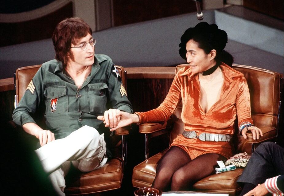 John Lennon y Yoko Ono en una entrevista televisiva.