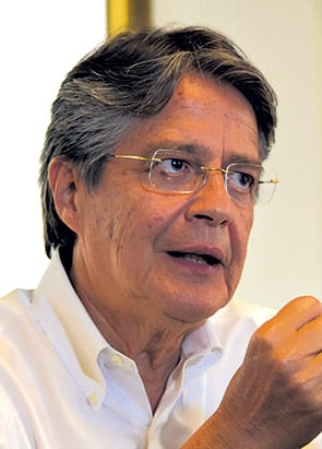 Guillermo Lasso, molesto con la trascendencia internacional de sus negocios.