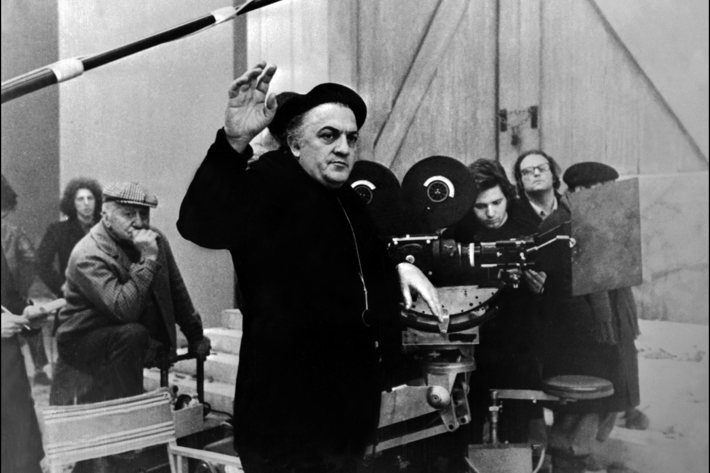 Fellini en Roma durante la filmación de Amarcord. 