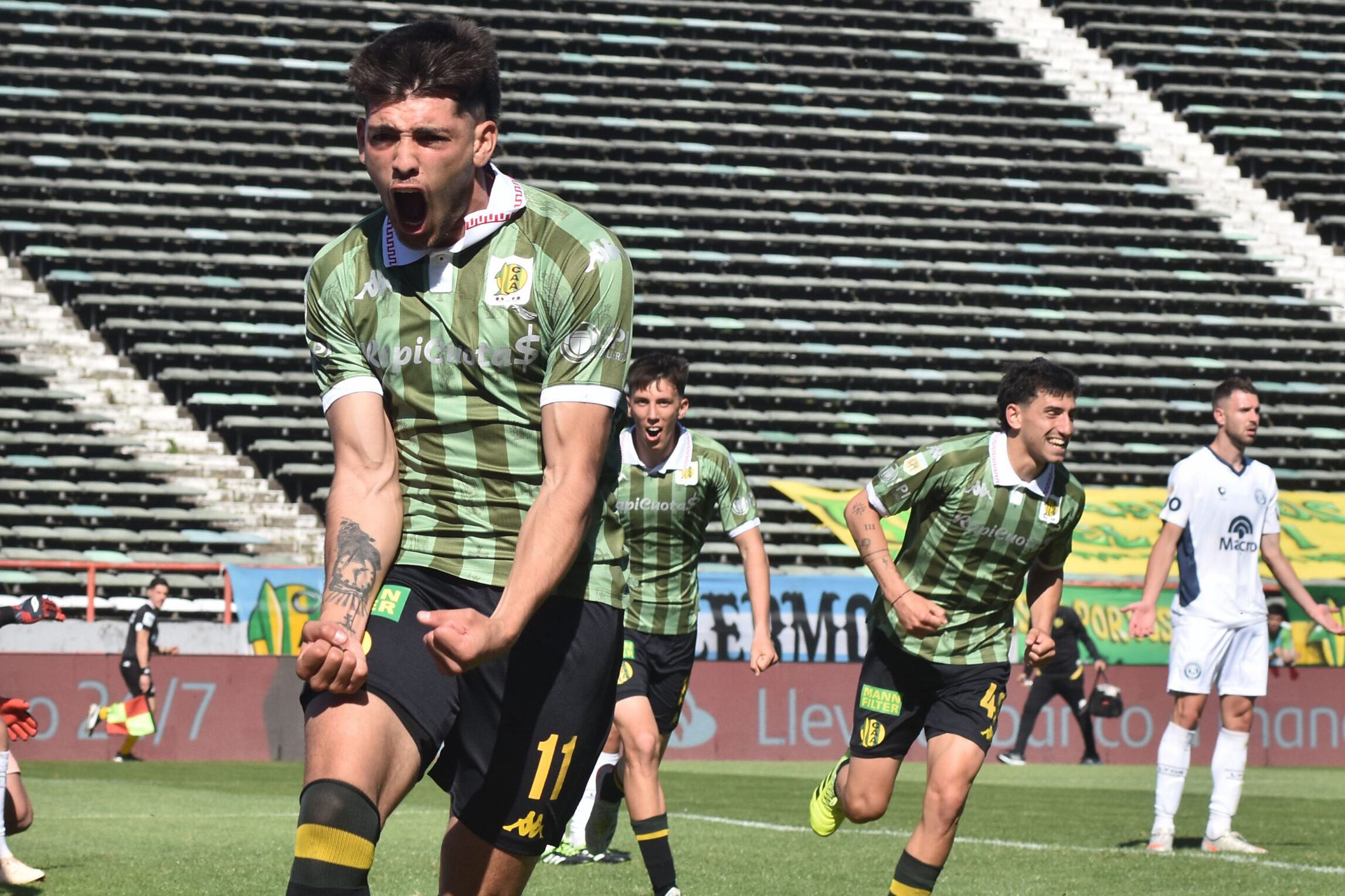 Palavecino celebra el segundo gol de Aldosivi